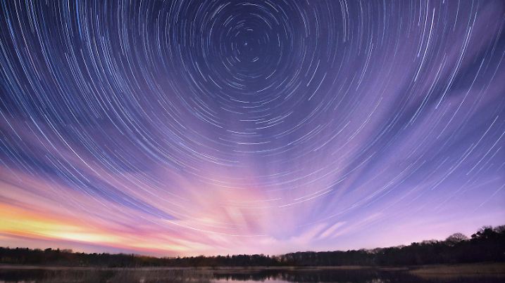 Sternbahnen ueber dem Grootmeer, Niederlande, Noord-Brabant, Grootmeer, Vessem | star trails above the Grootmeer, Netherlands, Noord-Brabant, Grootmeer, Vessem