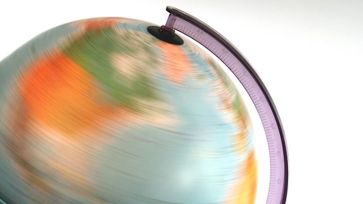 sich schnell drehender Globus | globe