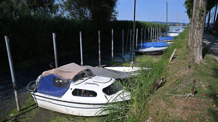 dpatopbilder - 28.07.2022, Baden-Württemberg, Moos Am Bodensee: Mehrere Boote liegen im Hafen von Moos auf dem Trockenen, weil der Bodensee Niedrigwasser hat. Foto: Felix Kästle/dpa +++ dpa-Bildfunk +++
