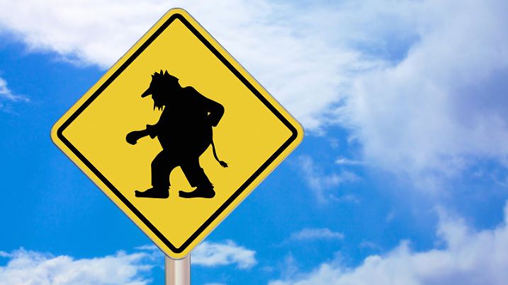 Diamond-shaped crossing sign with yellow background and black border with a black troll in the middle.