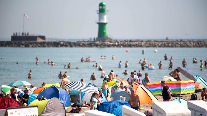 News Themen der Woche KW29 News Bilder des Tages Badegäste am Ostseestrand von Warnemünde. Sahara-Hitze in MV mit bis zu 37 Grad erwartet in Norddeutschland. Auch in Mecklenburg-Vorpommern wird die erste Hitzewelle des Jahres mit tropischen Nächten erwartet. Rostock Warnemünde *** Bathers on the Baltic Sea beach of Warnemünde Sahara heat in MV with up to 37 degrees expected in northern Germany The first heat wave of the year with tropical nights is also expected in Mecklenburg Western Pomerania Rostock Warnemünde Copyright: FrankxHormannx/xnordlicht