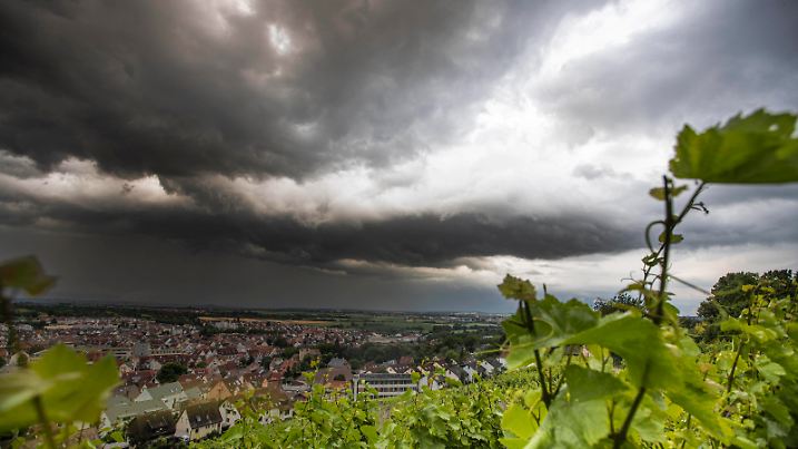 News Bilder des Tages Aufziehendes Unwetter im Landkreis Ludwigsburg *** Incoming thunderstorm in the district of Ludwigsburg Copyright: xSimonxAdomatx