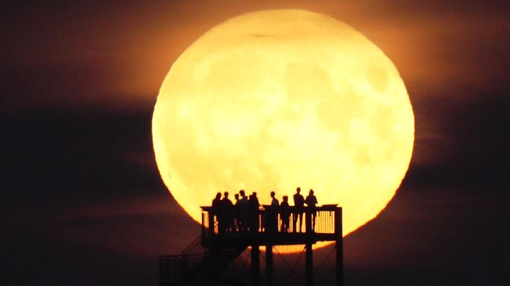 Nicht zu übersehen: Der Vollmond geht am Mittwochabend über Syke, Niedersachsen auf.