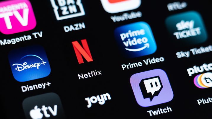 ARCHIV - 08.03.2022, Baden-Württemberg, Rottweil: Verschiedene Streaming-Dienste, darunter Magenta TV, DAZN, YouTube, Disney+, Netflix, Prime Video, Sky Ticket, Aplle TV, Joyn, Twitch, sind auf dem Display eines iPhone SE zu sehen. Die Zahl der Abonnenten kostenpflichtiger Streaming-Angebote in Deutschland wird dieses Jahr voraussichtlich die Marke von 20 Millionen knacken. Foto: Silas Stein/dpa +++ dpa-Bildfunk +++