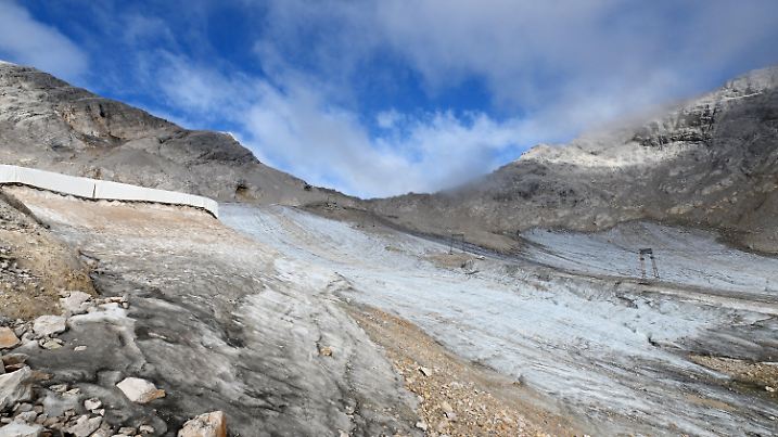 08.08.2022, Bayern, Grainau: Blankeis ist am nördlichen Schneeferner. Das Eis des Blaueisgletschers, des Schneeferners auf der Zugspitze sowie des Höllentalferners ist innerhalb nur eines Jahres deutlich zurückgegangen. (zu dpa "Saharastaub setzt Gletschern zu - Eis schmilzt im Rekordtempo") Foto: Angelika Warmuth/dpa +++ dpa-Bildfunk +++