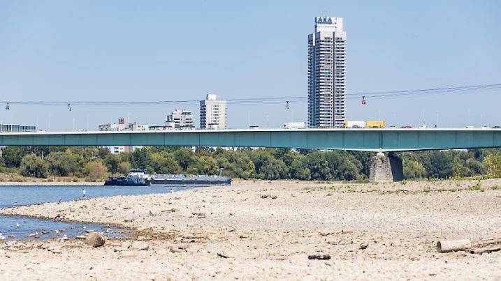 Niedrigwasser in Köln Deutz bei Rheinpegel 93cm Pegel Köln Aufgrund der akuten Hitze und Regenmangel werden am Ufer großflächiger Sand-und Kiesflächen freigelegt. Die Schifffahrt ist stark eingeschränkt. 10.08.2022 Köln Deutz NRW Deutschland *** Low water in Cologne Deutz at Rhine level 93cm gauge Cologne Due to the acute heat and lack of rain, large areas of sand and gravel are exposed on the shore Navigation is severely restricted 10 08 2022 Cologne Deutz NRW Germany