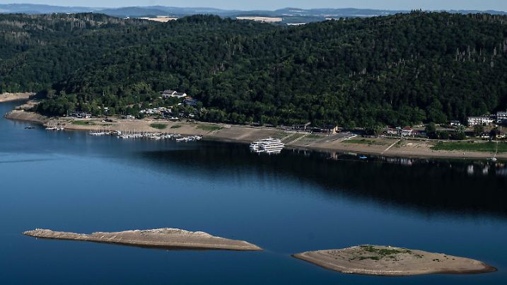 Zwei Fahrgastschiffe liegen im nordhessischen Edersee am Ufer. Der drittgrößte Stausee in Deutschland ist zu 46 Prozent gefüllt.