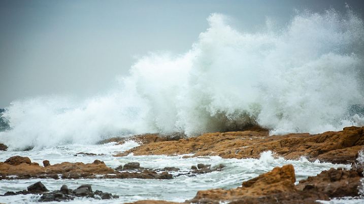Starker Wellengang im Zuge eines Sturms an der korsischen Ostküste in Solenzara // Heavy waves during a storm on the Corsican east coast in Solenzara, April 2019, Foto Daniel Breuer - 20190422_PD10330