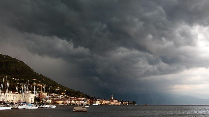 bedrohliche und düstere Gewitterwolken über der Ortschaft Salo am Lago di Garda, Gardasee, Provinz Brescia, Italien
threatening and gloomy Thunderstorm clouds above the Town Salo at Lago Tue Garda Lake Garda Province Brescia Italy