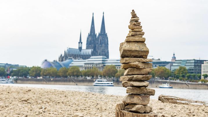 Ein in Kegelform aufgehäuftes Steingebilde eines unbekannten Künstlers - Niedrigwasser in Köln Deutz bei Rheinpegel 78cm Pegel Köln Aufgrund der akuten Hitze und Regenmangel werden am Ufer großflächiger Sand-und Kiesflächen freigelegt. Die Schifffahrt ist stark eingeschränkt. 17.08.2022 Köln Deutz NRW Deutschland *** A stone structure piled up in the shape of a cone by an unknown artist Low water in Cologne Deutz at Rhine level 78cm gauge Cologne Due to the acute heat and lack of rain, large areas of sand and gravel are exposed on the bank Navigation is severely restricted 17 08 2022 Cologne Deutz NRW Germany
