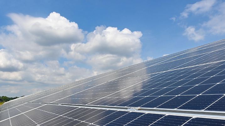 ARCHIV - 01.07.2022, Brandenburg, Gottesgabe: Ein EnBW-Solarpark im Oderbruch. Deutschlandweit baut der Energieversorger EnBW die erneuerbaren Energien aus. Nach dem Willen der Bundesregierung soll der Anteil des aus erneuerbaren Energien erzeugten Stroms am gesamten Stromverbrauch bis 2030 von derzeit knapp unter 50 auf mindestens 80 Prozent steigen. (zu dpa: Photovoltaik boomt: Neue Chancen für die deutsche Solarindustrie) Foto: Patrick Pleul/dpa +++ dpa-Bildfunk +++