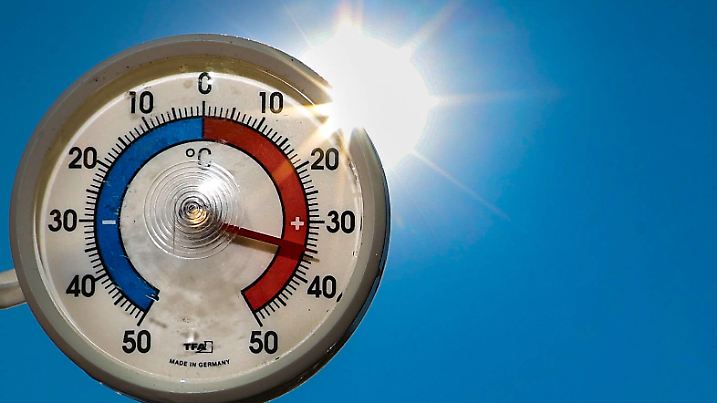  Symbolfoto, Hitze, Hitzewelle, Thermometer, Sonne, blauer Himmel, Temperaturen über 30 Grad, *** Symbol photo, heat, heat wave, thermometer, sun, blue sky, temperatures above 30 degrees,
