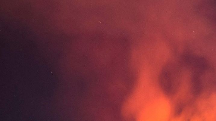 Der aktivste Vulkan Europas, der Ätna, spuckt am 11.04.2017 in der Nähe der sizilianischen Stadt Pozzillo (Italien) Lava. Foto: Salvatore Allegra/AP/dpa +++(c) dpa - Bildfunk+++