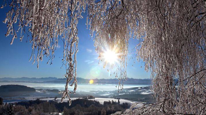 ARCHIV - Die Sonne strahlt am 19.12.2007 nahe Wiggensbach (Schwaben) über dem winterlichen Alpenpanorama. Am 1. Dezember beginnt der Winter - zumindest meteorologisch. Berge und Felder liegen im Schnee. Foto: Karl-Josef Hildenbrand dpa (zu dpa 0434 vom 29.11.2010)  +++(c) dpa - Bildfunk+++