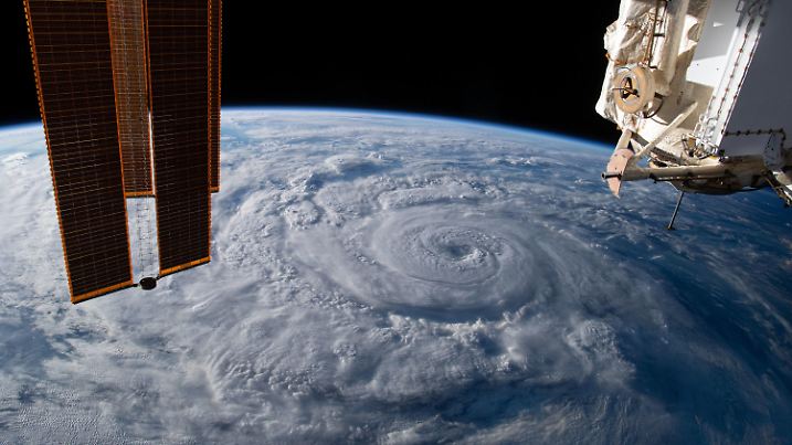 HANDOUT - 19.08.2020, ---: Auf diesem von der US-Raumfahrtbehörde Nasa zur Verfügung gestellten Bild ist der Hurrikan «Genevieve» aus der ISS vor der mexikanischen Westküste zu sehen. Der Hurrikan hat die mexikanische Halbinsel Baja California mit bis zu zehn Meter hohen Wellen und anhaltenden Windgeschwindigkeiten von 120 Kilometern pro Stunde überzogen. Foto: Nasa/dpa - ACHTUNG: Nur zur redaktionellen Verwendung und nur mit vollständiger Nennung des vorstehenden Credits +++ dpa-Bildfunk +++