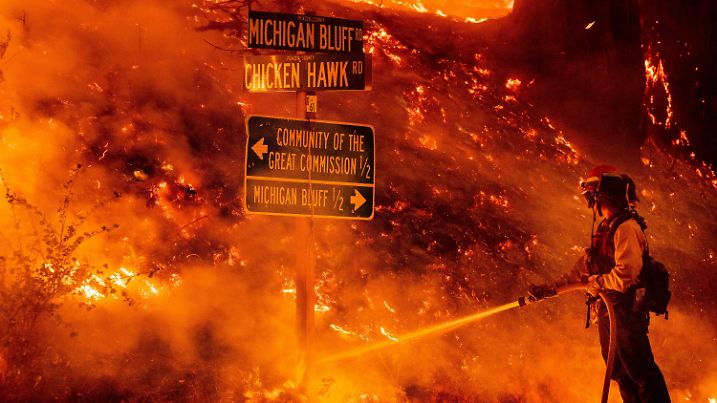 08.09.2022, USA, Michigan Bluff: Ein Feuerwehrmann bekämpft das Mosquito-Feuer in der Nähe der Gemeinde Michigan Bluff in Placer County. Foto: Noah Berger/AP/dpa +++ dpa-Bildfunk +++