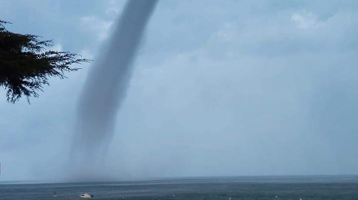 Ein Tornado bildete sich über dem Gardasee.
