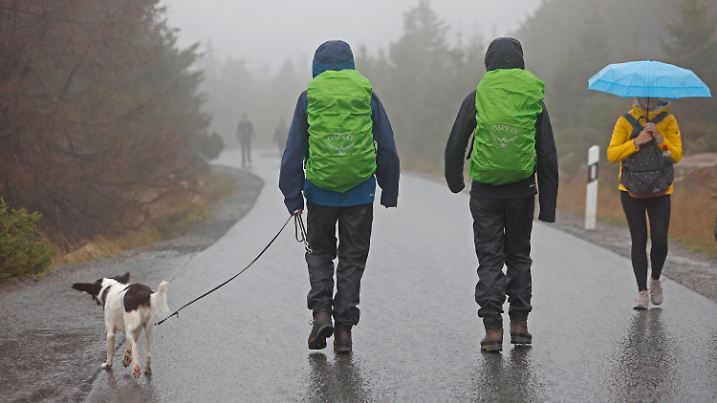 10.09.2022, Sachsen-Anhalt, Schierke: Wanderer sind bei Regenwetter auf dem Brocken unterwegs. Der Brocken ist seit Freitagnachmittag wieder für Besucher freigegeben. Die Harzer Schmalspurbahn will erst ab Montag wieder ihre Züge zum Brocken fahren lassen. Das unbeständige regnerische Wetter lockte nur wenige Besucher auf den Harzgipfel. Foto: Matthias Bein/dpa +++ dpa-Bildfunk +++