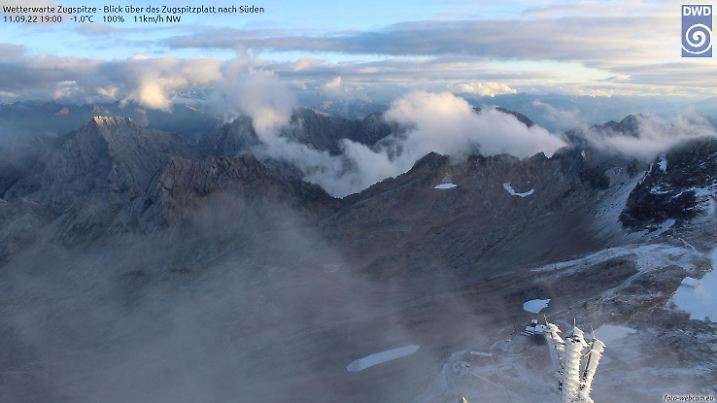 In den Alpen ist der Winter auf den Bergspitzen angekommen.