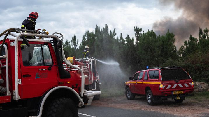 Frankreich, Waldbrand bei Herm  Forest Fire In The South West Of France On A Hot Day Forest fire in Herm, south west of France, on September 12, 2022. Herm France PUBLICATIONxNOTxINxFRA Copyright: xJeromexGillesx originalFilename: chobeaux-incendie220912_npkUm.jpg