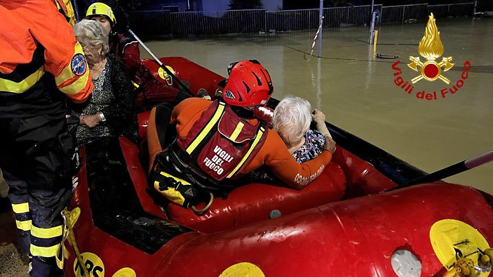 HANDOUT - 16.09.2022, Italien, Senigallia: Feuerwehrleute helfen älteren Frauen aus einem Schlauchboot, die sie aus ihren Häusern gerettet haben. Heftige Regenfälle und Überschwemmungen an der italienischen Adriaküste haben Menschenleben gefordert, weitere Personen werden vermisst. Foto: -/Vigili del Fuoco/dpa - ACHTUNG: Nur zur redaktionellen Verwendung im Zusammenhang mit der aktuellen Berichterstattung und nur mit vollständiger Nennung des vorstehenden Credits +++ dpa-Bildfunk +++