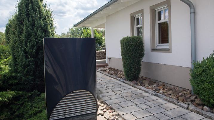 Ausseneinheit einer Waermepumpe im Vorgarten, aufgenommen am 08.08.2019 in der Fertighauswelt in Hannover-Langenhagen. Foto: Andrea Warnecke