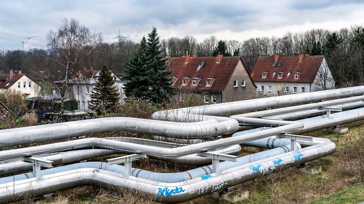 Fernwärme Leitungen, Hertener Stadtwerke, Übergabestelle an der ehemaligen Zeche Schlägel & Eisen, von den Kraftwerksleitungen in des Stadtwerke Netz, zur Versorgung der Haushalte mit Fernwärme, Herten, NRW, Deutschland,