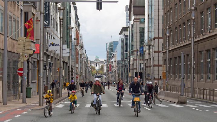 Autofreie Strasse im Europaeischen Viertel am Sonntag (18.09.2022) in Bruessel. Der autofreie Sonntag in Bruessel ist in die Europaeische Mobilitaetswoche eingebunden, an der sich auch viele deutsche Staedte beteiligen. Sie hat am Freitag begonnen, noch bis zum Donnerstag gibt es an vielen Orten Veranstaltungen, teils auch Strassensperrungen. Doch eine aehnlich weitraeumige Umsetzung eines autofreien Tages wie in Bruessel, das mit einer Flaeche von rund 160 Quadratkilometern zumindest fuer knapp zehn Stunden am Wochenende die groesste derartige Zone Europas war, gibt es in Deutschland nicht. (Siehe epd-Bericht vom 19.09.2022)