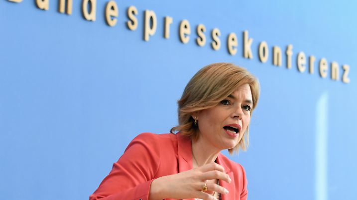 17.03.2020, Berlin: Julia Klöckner (CDU), Bundeslandwirtschaftsministerin, gibt eine Pressekonferenz zur Versorgungslage in Deutschland während der Corona Pandemie. Foto: Annegret Hilse/Reuters/POOL/dpa +++ dpa-Bildfunk +++