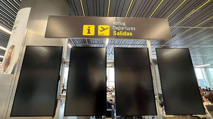 Auf dem Flughafen von Gran Canaria sind die Anzeigetafel am Sonntagnachmittag ausgefallen. Eindringendes Wasser scheint die Stromzufuhr unterbrochen zu haben. (Foto Mona Buruncuk)