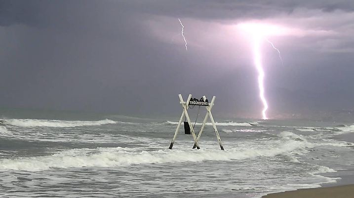 News Bilder des Tages ID 673 Eine mächtige Gewitterfront ist am Freitagmorgen über die Amalfiküste hinweggezogen. Über dem viel zu warmen Mittelmeer entwickelten sich in den frühen Morgenstunden heftige Unwetter mit Kurs auf Italien. Unser Fotograf stand nur wenige Kilometer von Salerno entfernt. Eindrucksvoll zog die Unwetterfront über dem Meer auf. Es folgten Blitzeinschläge, Sturm und Regen. Örtlich gab es Überschwemmungen. Erst wenige Stunden zuvor wüteten heftige Unwetter in Umbrien. Die Behörden sprechen von mindestens 7 Toten. Auch am Freitag wird um die Amalfiküste, und Kroatien vor heftigen Unwettern gewarnt. 10 Km westlich Salerno Umbrien Italien *** ID 673 A powerful storm front passed over the Amalfi Coast on Friday morning Over the Mediterranean S