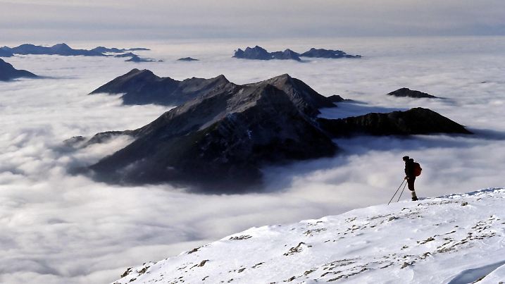 Bildnummer: 52401437  Datum: 25.04.2007  Copyright: imago/imagebroker
Bergsteiger geniest die Aussicht vom Schneeferner Kopf im Wettersteingebirge , Landschaft , Personen; 2007, Deutschland, Berg, Berge, Oberbayern, Wettersteingebirge, Bergsteigen, Mann, Wolken; , quer, Mfdia, Totale, Gebirge,  , Reisen, Bayern, Europa o0 Aktivitäten; Aufnahmedatum geschätzt
