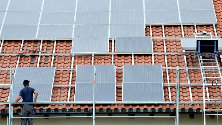 ARCHIV - 11.08.2011, Baden-Württemberg, St.peter: Ein Arbeiter installiert auf einem Dach eine Solaranlage. Immer mehr Unternehmen und private Haushalte in Deutschland nutzen Sonnenenergie zur Stromerzeugung. (zu dpa «Immer mehr Solaranlagen auf deutschen Dächern») Foto: Rolf Haid/dpa +++ dpa-Bildfunk +++