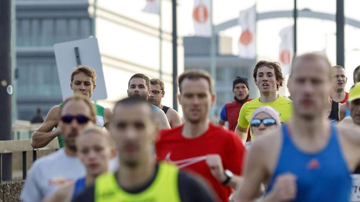 Teilnehmer am 21. Köln-Marathon 2017 auf der Deutzer Brücke. Köln, 01.10.2017 Foto:xC.xHardtx/xFuturexImage