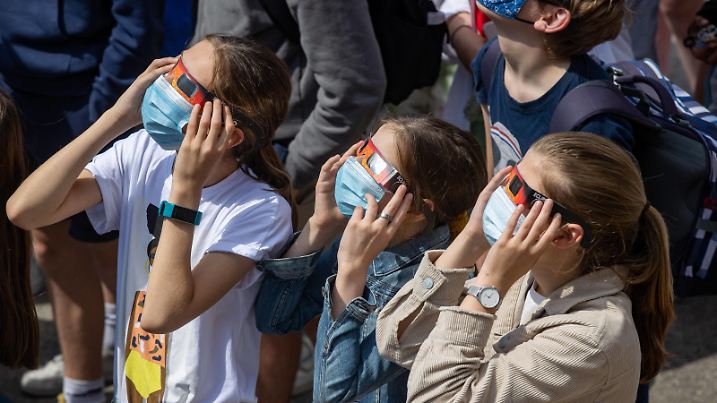 Partielle Sonnenfinsternis: Weltweite Eindrücke Illustration picture shows Students from the Broeders School looking at a partial lunar eclipse, in Roeselare, Thursday 10 June 2021. The phenomenon occurs when the moon gets between the earth and the sun and the moon casts a shadow over the earth. Some 15% of the sun will be covered. PUBLICATIONxINxGERxSUIxAUTxONLY KURTxDESPLENTER 2810487