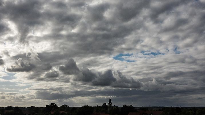 26.08.2021, Nordrhein-Westfalen, Frille: Dunkle Wolken ziehen über das Dorf Frille bei Petershagen in Ostwestfalen. Das Wetter soll sich in den kommenden Tagen weiterhin von seiner wechselhaften Seite präsentieren. Foto: Boris Roessler/dpa +++ dpa-Bildfunk +++