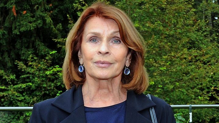 ARCHIV - 29.08.2021, Bayern, Tutzing: Die Schauspielerin Senta Berger lächelt im Rosengarten der Politischen Akademie am Starnberger See. (zu dpa "Zum Welt-Mädchentag: Senta Berger hofft auf mehr Gleichberechtigung") Foto: Ursula Düren/dpa +++ dpa-Bildfunk +++