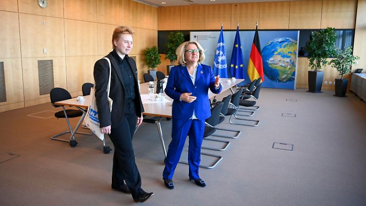 10.10.2022, Berlin: Henrike Resch (l) aus dem Jugendbeirat von Plan International und Svenja Schulze (SPD), Bundesministerin für wirtschaftliche Zusammenarbeit und Entwicklung, unterhalten sich beim symbolischen Takeover des Bundesentwicklungsministeriums am Welt-Mädchentag. Die symbolische Übernahme soll das Engagement für die Rechte von Mädchen auch in Deutschland einfordern. Plan International ist eine unabhängige Organisation der Entwicklungszusammenarbeit und humanitären Hilfe. Foto: Jens Kalaene/dpa +++ dpa-Bildfunk +++