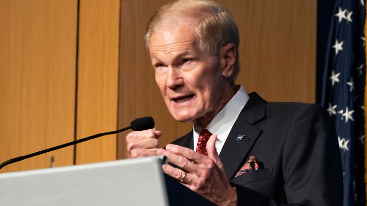 11.10.2022, USA, Washington: Bill Nelson, Chef der Weltraumbehörde, spricht während eines Medienbriefings über den kürzlich abgeschlossenen Double Asteroid Redirection Test (DART) im Nasa-Hauptquartier. Die US-Weltraumbehörde Nasa hat durch die Kollision mit einer Sonde eigenen Angaben zufolge zum ersten Mal die Bewegungsrichtung eines Asteroiden erfolgreich verändert. Foto: Alex Brandon/AP/dpa +++ dpa-Bildfunk +++