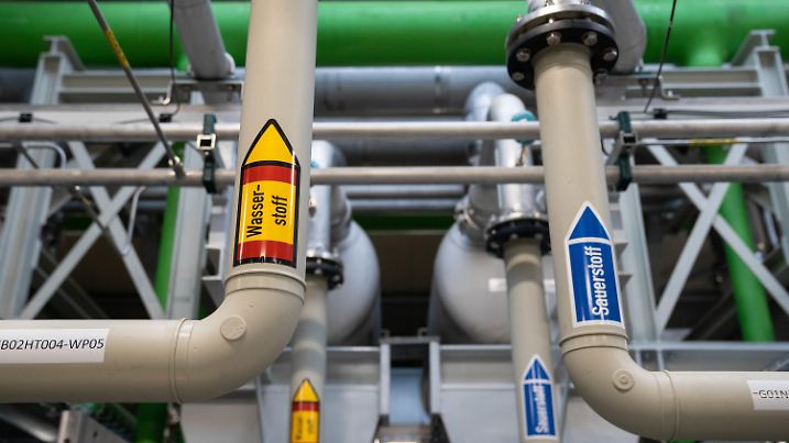 14.09.2022, Bayern, Wunsiedel: Auf Rohren einer Wasserstofferzeugungsanlage ist ein Aufkleber mit der Aufschrift ·Wasserstoff· angebracht. Die größte grüne Wasserstofferzeugungsanlage Bayerns wurde feierlich im Energiepark Wunsiedel in Betrieb genommen. Foto: Nicolas Armer/dpa +++ dpa-Bildfunk +++