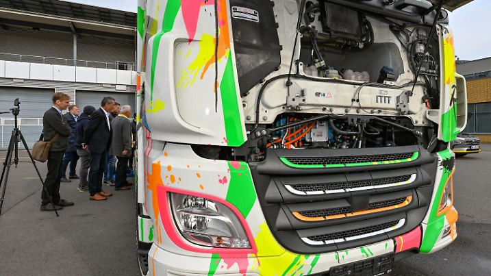10.10.2022, Brandenburg, Klettwitz: Ein Lkw mit Brennstoffzellen-Antrieb ist auf dem Dekra Lausitzring zu sehen. Gemeinsam mit dem Wasserstoff-Bus- sowie Lkw-Hersteller Clean Logistics, der Industrie- und Handelskammer (IHK) Cottbus, der Steinbock Energie, Terravent Investments und dem Energiewende-Unternehmen GP Joule, wurde am selben Tag auf dem Lausitzring gezeigt, wie 100 Prozent grüne Wasserstoffmobilität schon heute möglich ist. Etwa 50 Gäste aus Speditionen und Logistikunternehmen, Verkehrsbetrieben und der Kommunalpolitik nutzten die Gelegenheit, die Wasserstoff-Fahrzeuge aus der Nähe kennenzulernen. In den nächsten Jahren entsteht in der Nähe vom Lausitzring eine Produktionsstätte für Wasserstoff sowie eine Tankstelle. Foto: Patrick Pleul/dpa +++ dpa-Bildfunk +++