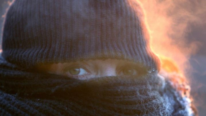 Mit Schals schützt sich am Dienstag (24.01.2006) eine Spaziergängerin am Museumshafen Övelgönne im Hamburger Hafen gegen die klirrender Kälte. Für die kommenden Tage sagen die Meteorologen mildere Temperaturen mit vereinzelten Schnee- und Regenschauern voraus. Foto: Kay Nietfeld dpa/lno +++(c) dpa - Bildfunk+++