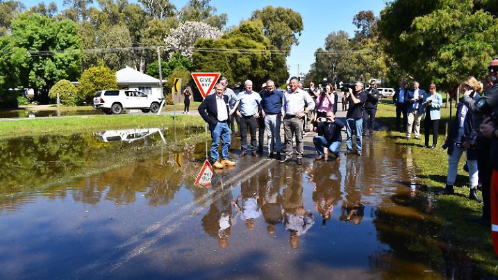 17.10.2022, Australien, Forbes: Anthony Albanese (M), Premierminister von Australien, Albanese inspiziert eine überschwemmte Straße während eines Rundgangs durch die vom Hochwasser betroffenen Gebiete in Forbes, in der Region Central West von New South Wales. Für fast ein Dutzend Flüsse in NSW gilt weiterhin eine Hochwasserwarnung, und der angeschwollene Murray River droht, Gemeinden auf beiden Seiten der Grenze zu Victoria zu überschwemmen. Foto: Murray Mccloskey/AAP/dpa +++ dpa-Bildfunk +++