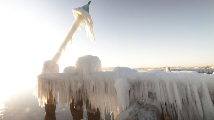 firo : 14.02.2021 Land und Leute , Winter , Hohwachter Bucht, Vereiste Boje an der Einfahrt zum Hafen von Lippe an der Ostsee an kalten Wintermorgen , Sonnenaufgang , Eiszapfen , minus 9 Grad Celsius , Schleswig -Holstein , Wetter , Landschaft , Winterlandschaft