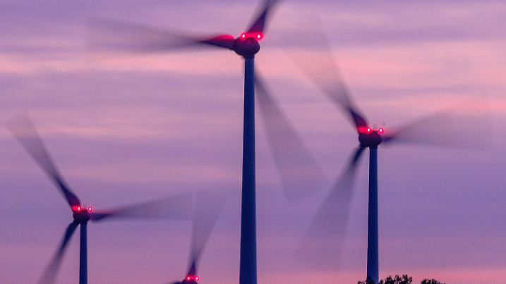 04.10.2022, Mecklenburg-Vorpommern, Renzow: Mit Signallampen beleuchtete Windräder drehen sich nach Sonnenuntergang in einem Windpark. (Aufnahme mit langer Belichtungszeit) Die Ministerpräsidentin von Mecklenburg-Vorpommern läutet die Sitzungswoche des Landtages am 05.10.2022 mit einer Regierungserklärung zur Energiekrise ein. Foto: Jens Büttner/dpa +++ dpa-Bildfunk +++