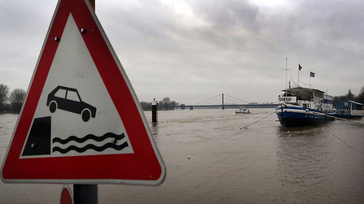 Ein Restaurantschiff liegt am 24.12.2012 am Rheinufer in Düsseldorf (Nordrhein-Westfalen). Der Pegel des Rheins steigt. Bedrohliche Werte erwarten die Hochwasserschützer aber nicht. Die großen Städte in NRW sind gerüstet. Foto: Foto: Martin Gerten/dpa  +++(c) dpa - Bildfunk+++
