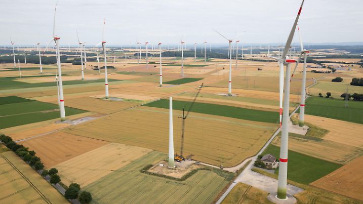 ARCHIV - 13.07.2022, Nordrhein-Westfalen, Marsberg: Windkraftanlagen stehen im Windpark Meerhof. Nordrhein-Westfalen hat im dritten Quartal 20 neue Windräder an das Netz angeschlossen.(zu dpa "20 neue Windräder in NRW - Erneuerbaren-Branche ist unzufrieden") Foto: Friso Gentsch/dpa +++ dpa-Bildfunk +++