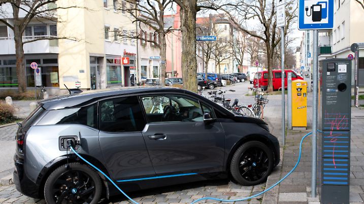 ARCHIV - 26.03.2020, Bayern, Forstinning: Ein Elektroauto (BMW i3) wird an einer Ladesäule geladen. Der ADAC fordert mehr günstigere E-Autos und mehr E-Kleineagen von deutschen Produzenten. (Zu dpa «ADAC fordert mehr E-Kleinwagen aus Deutschland») Foto: Sven Hoppe/dpa +++ dpa-Bildfunk +++