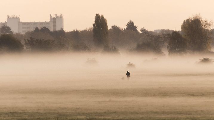 Ein Spaziergaenger mit Hund, aufgenommen beim Nebel am Morgen auf dem Tempelhofer Feld in Berlin, 27.10.2022. Berlin Deutschland *** A walker with dog taken in the morning fog on Tempelhofer Feld in Berlin, 27 10 2022 Berlin Germany Copyright: xFlorianxGaertner/photothek.dex