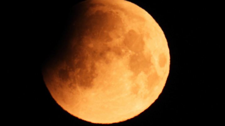 16.05.2022 xkhx Natur, Monfinsternis, Blutmond Beginn der Mondfinsternis der Erdschatten schiebt sich über den Vollmond eine totale Mondfinsternis entsteht. Doch der Blutmond ist nur mit Glück zu sehen. *** 16 05 2022 xkhx nature, lunar eclipse, blood moon beginning of the lunar eclipse the earth shadow pushes itself over the full moon a total lunar eclipse arises But the blood moon is to be seen only with luck